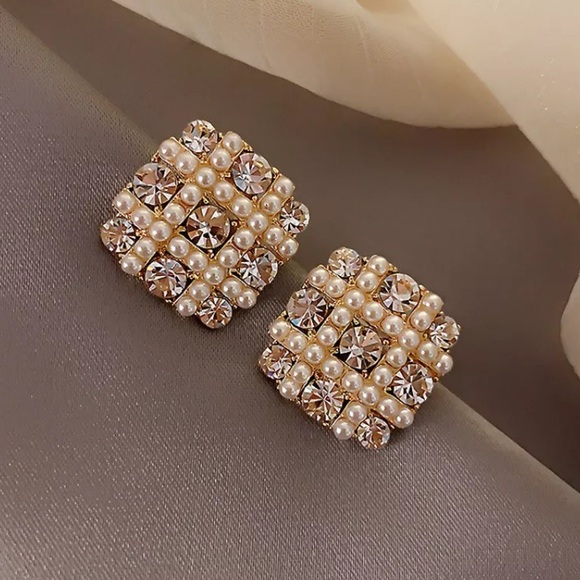 🌟 Gold Elegant Square Pearl Crystals Stud Earrings - Picture 3 of 8